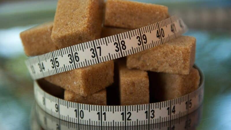 Wpływ cukru na funkcje mózgu – jak nadmiar słodkości wpływa na Twoje myślenie?